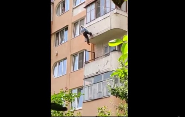Под Тернополем выпавшая из окна пенсионерка зацепилась за бельевые веревки (ФОТО)