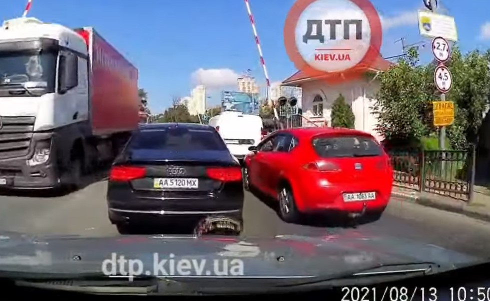 На Корчеватом в Киеве водитель метнул бутылку в авто оппонента (ВИДЕО)
