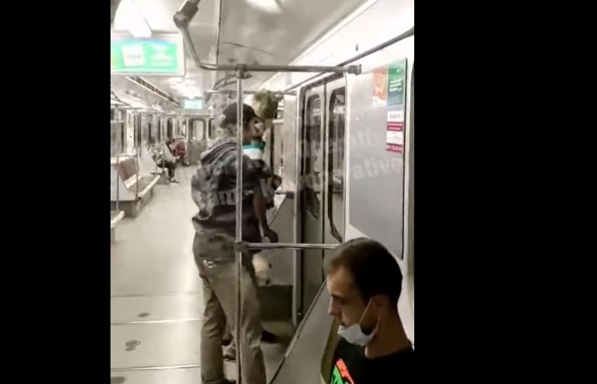 В Киеве юные вандалы обрисовали вагон метро (ВИДЕО)