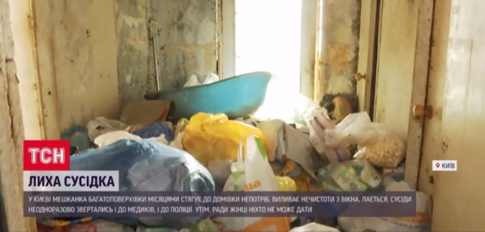 В Киеве женщина терроризирует соседей мусором и льет нечистоты из окон (ФОТО, ВИДЕО)