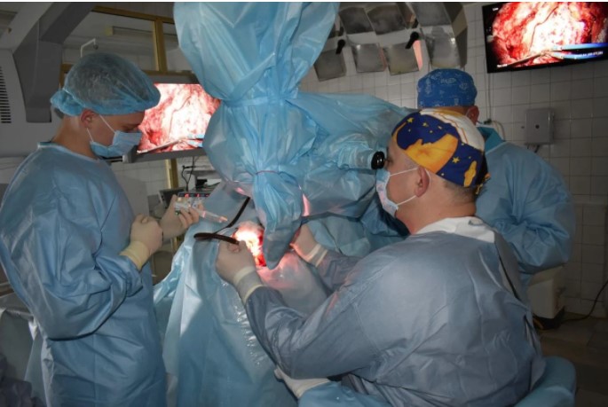 В Днепре хирурги удалили у мужчины гигантскую опухоль в мозге (ФОТО)