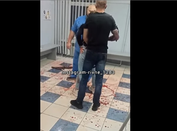 В Ровно окровавленный мужчина напал на врача (ВИДЕО)