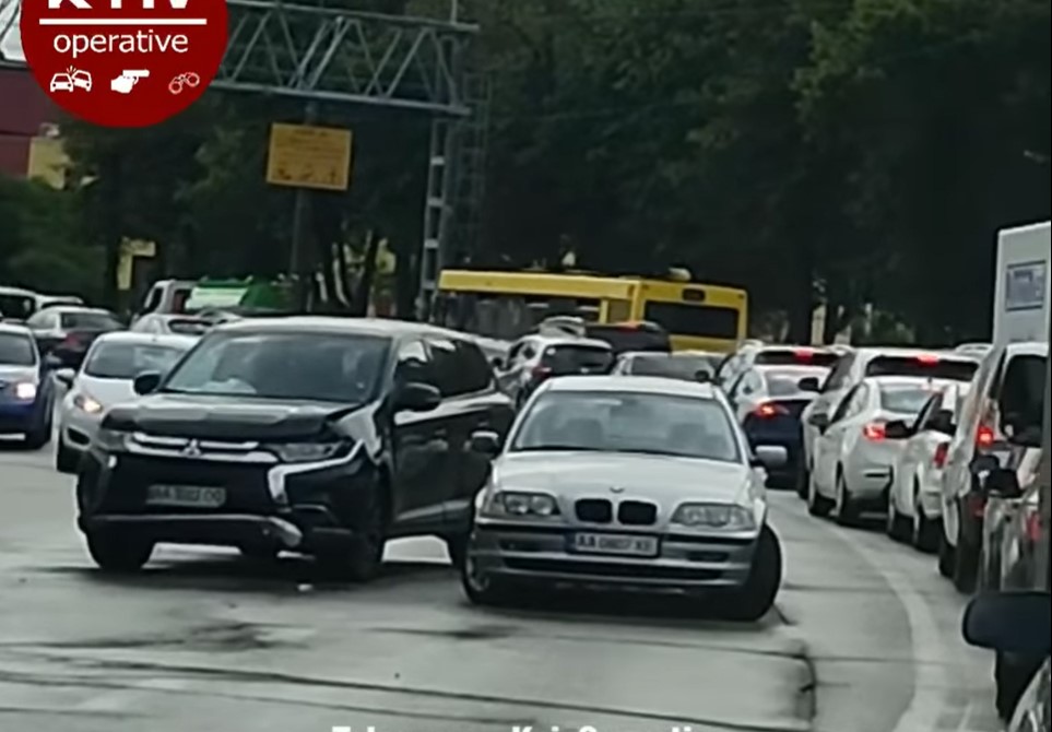 У Куреневского парка в Киеве столкнулись BMW и Mitsubishi (ВИДЕО)