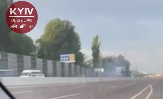 На выезде из Киева загорелся автобус с пассажирами (ВИДЕО)