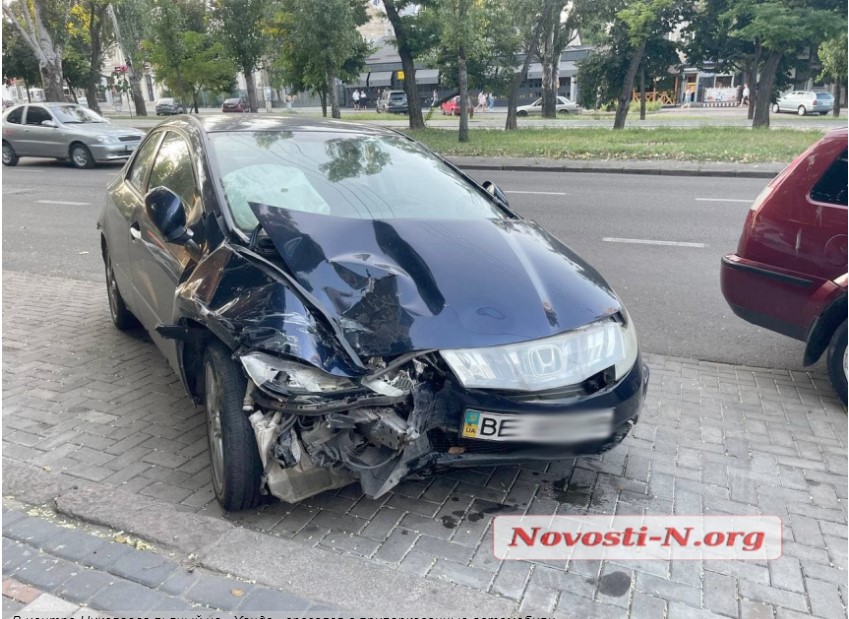 В центре Николаева пьяный водитель на Honda протаранил припаркованное авто (ФОТО)