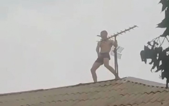 В Мелитополе неадекват в трусах залез на крышу многоэтажки: грозил соседям и жене (ВИДЕО)