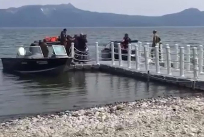 На Камчатке в озеро рухнул вертолет с туристами: подробности (ВИДЕО)