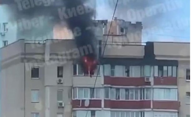 На Троещине в Киеве пылала квартира в многоэтажке (ВИДЕО)