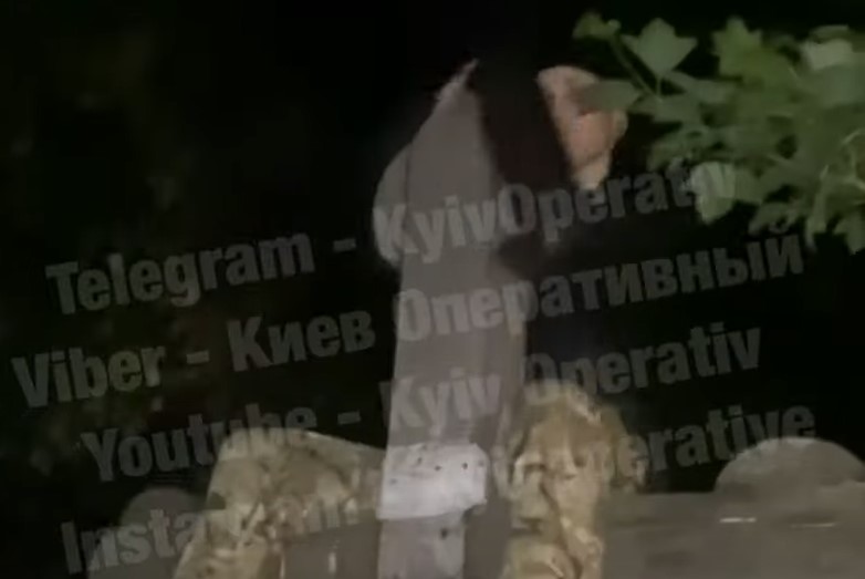 В Киеве молодежь устроила ночной «пир» на кладбище (ВИДЕО)