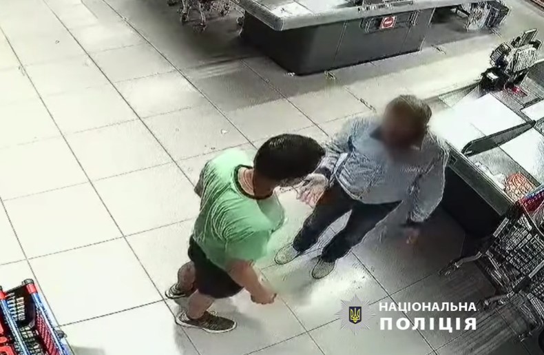 В киевском супермаркете молодой вор нокаутировал охранника (ВИДЕО)