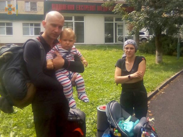 Семья с младенцем потерялась в Карпатах, спасаясь от грозы (ФОТО)