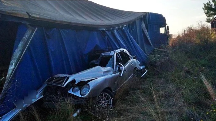 Смертельное ДТП под Николаевом: водитель Mercedes врезался в грузовик с арбузами (ФОТО)