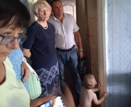 На Николаевщине пьяный пытался выбросить ребенка из окна: новые подробности