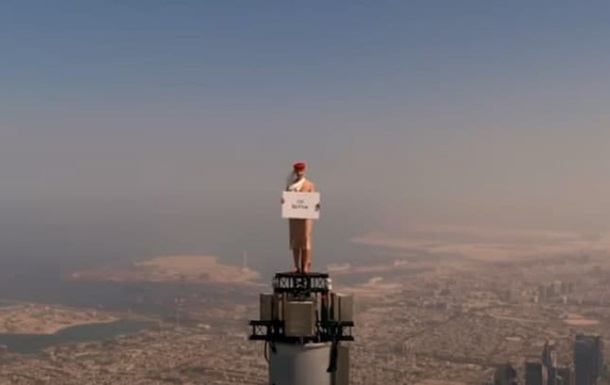 Стюардесса оказалась на шпиле самого высокого небоскреба в мире (ВИДЕО)