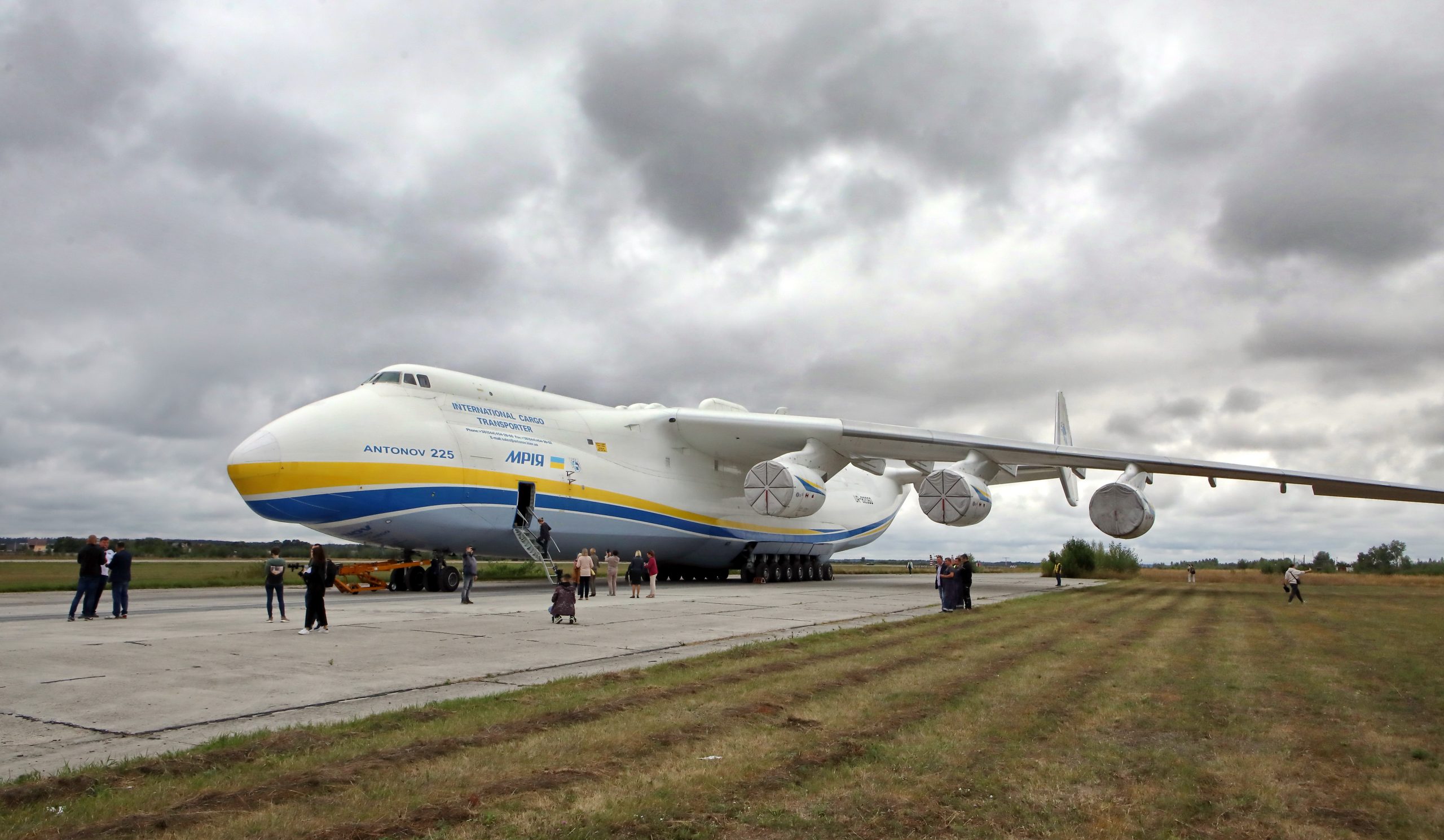 Сильнейшие богатыри Украины установили рекорд по перетягиванию самолета &#171;Мрия&#187;