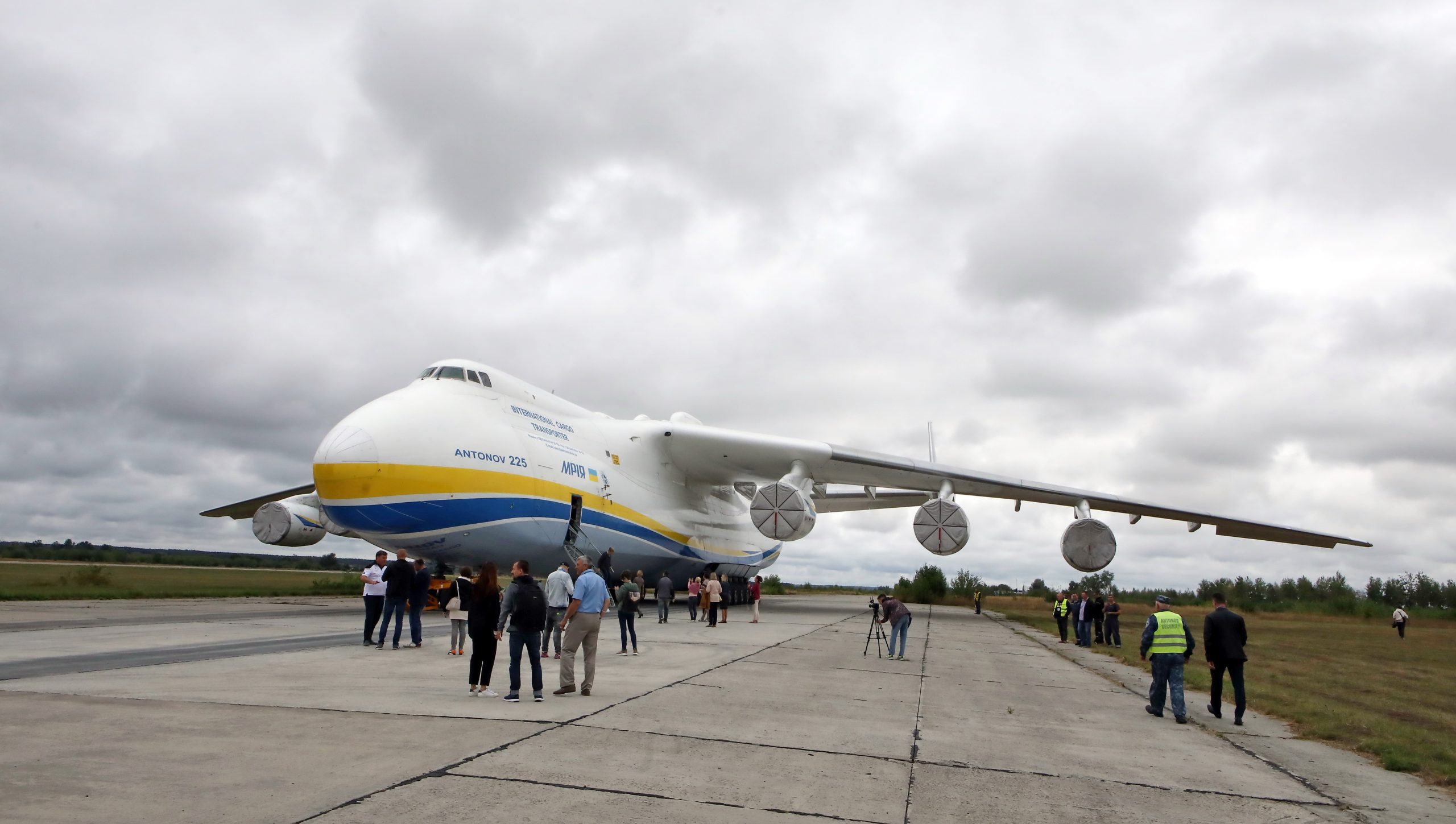 Сильнейшие богатыри Украины установили рекорд по перетягиванию самолета &#171;Мрия&#187;