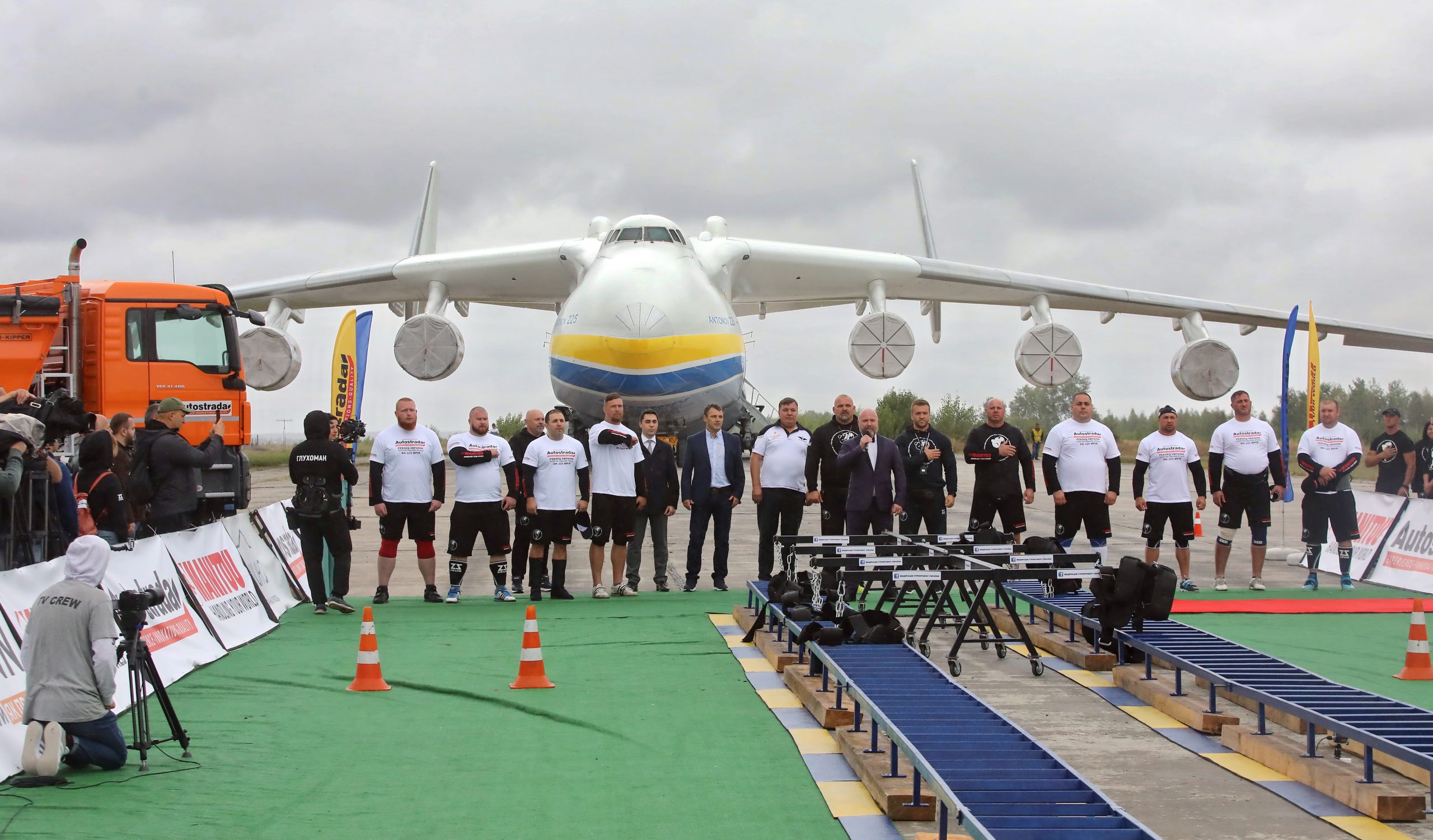 Сильнейшие богатыри Украины установили рекорд по перетягиванию самолета &#171;Мрия&#187;