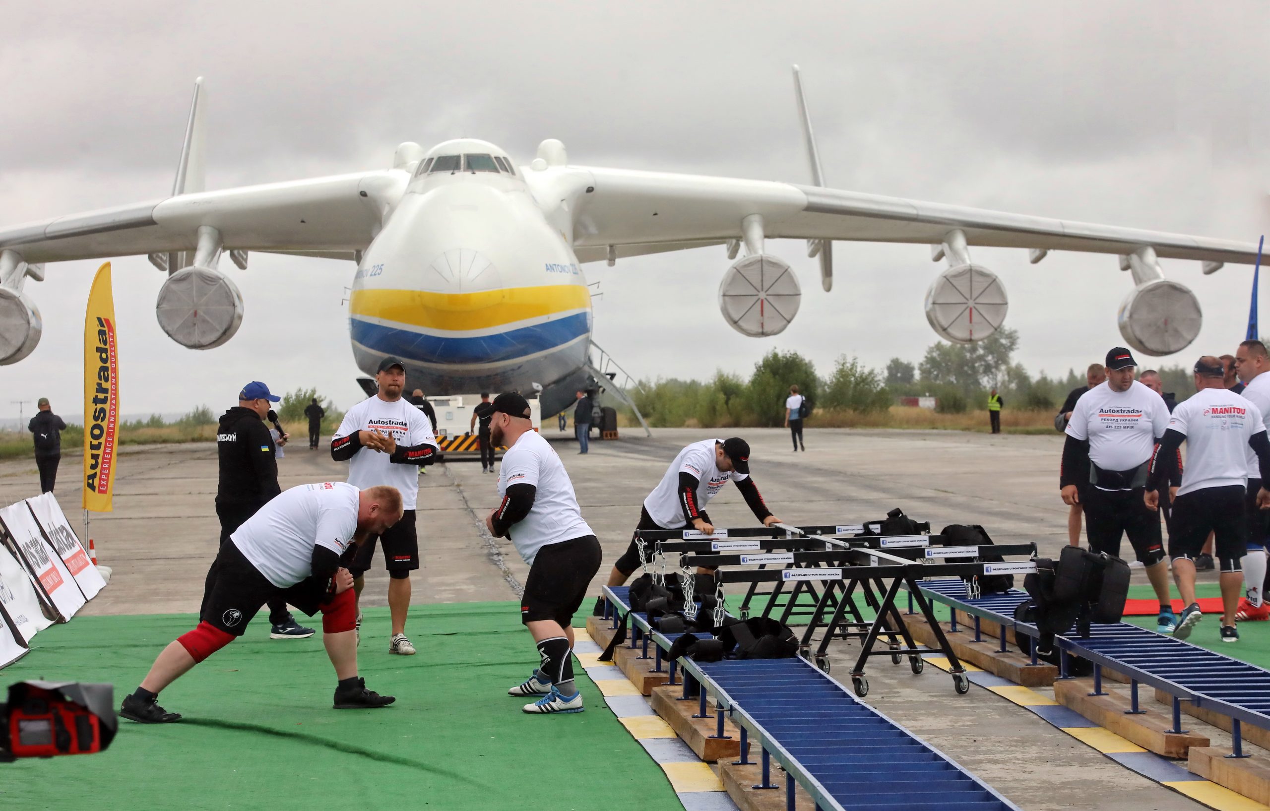 Сильнейшие богатыри Украины установили рекорд по перетягиванию самолета &#171;Мрия&#187;
