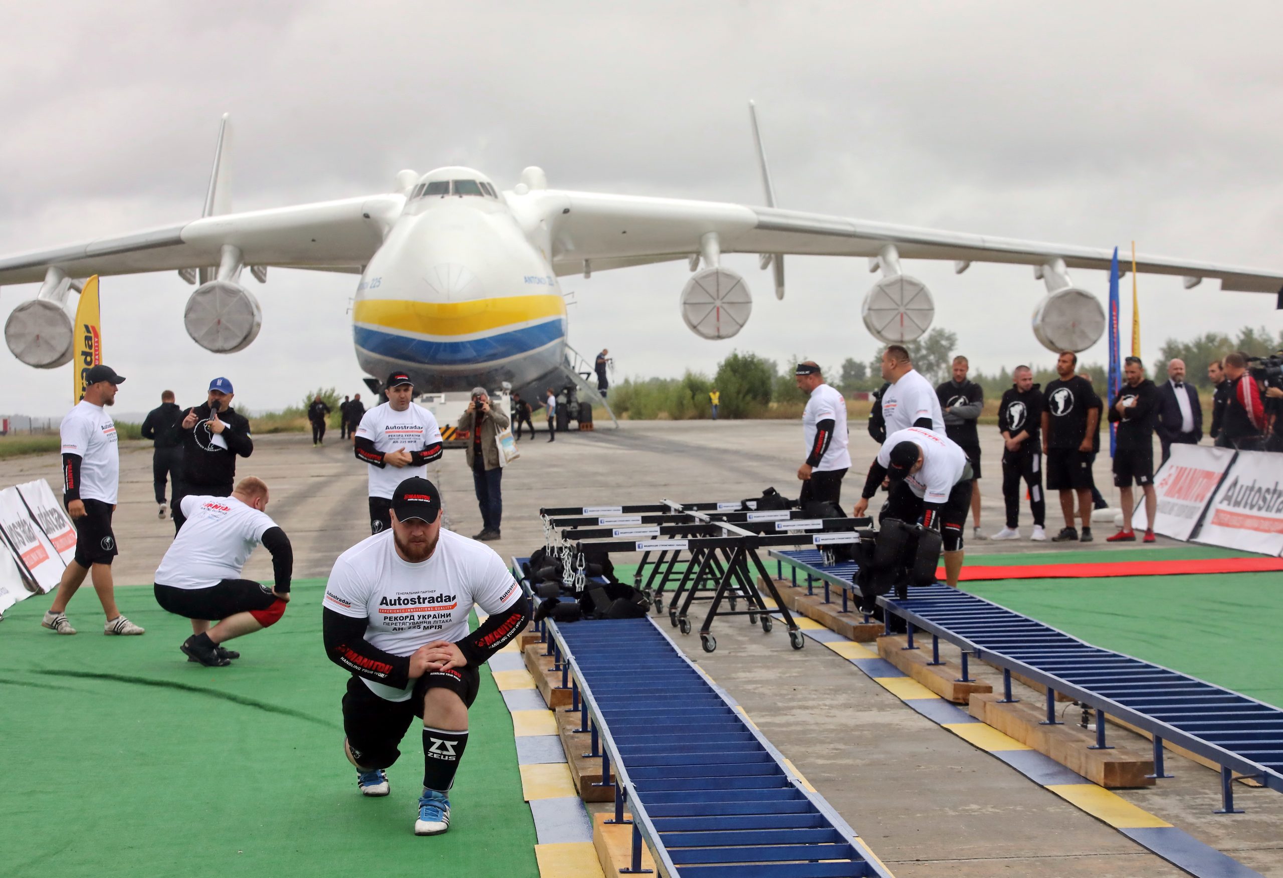 Сильнейшие богатыри Украины установили рекорд по перетягиванию самолета &#171;Мрия&#187;