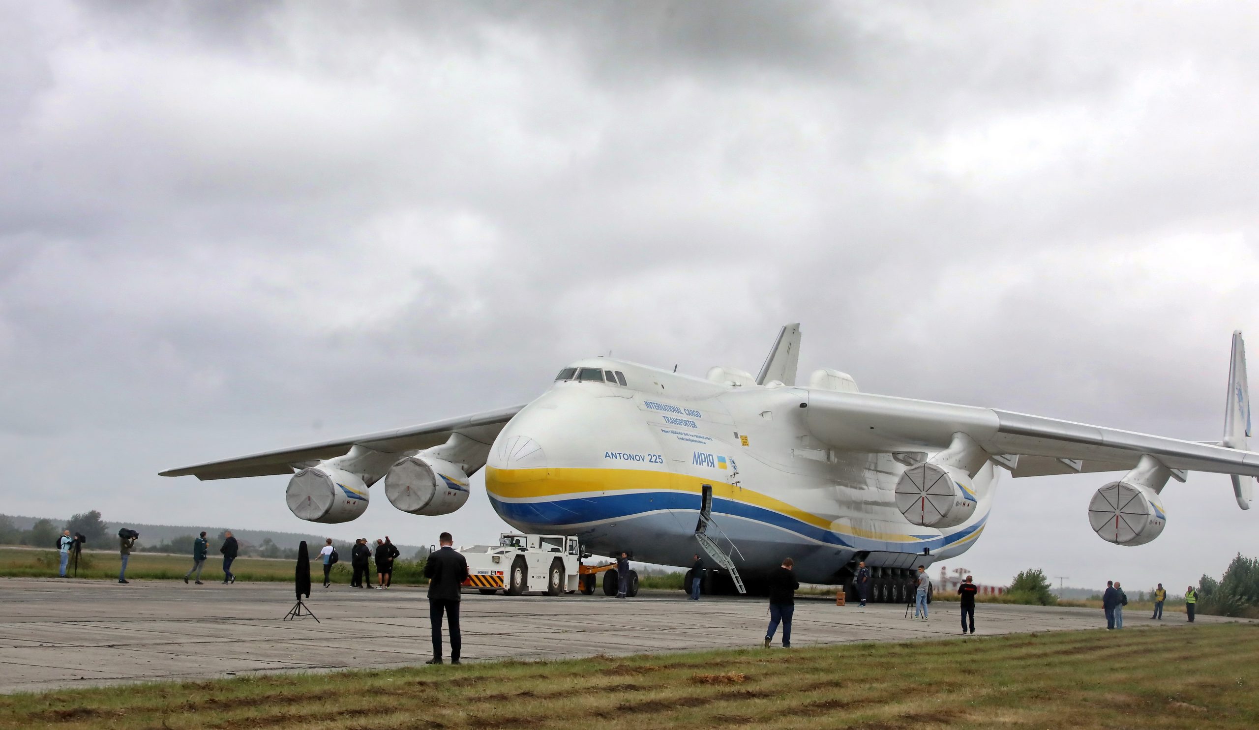 Сильнейшие богатыри Украины установили рекорд по перетягиванию самолета &#171;Мрия&#187;