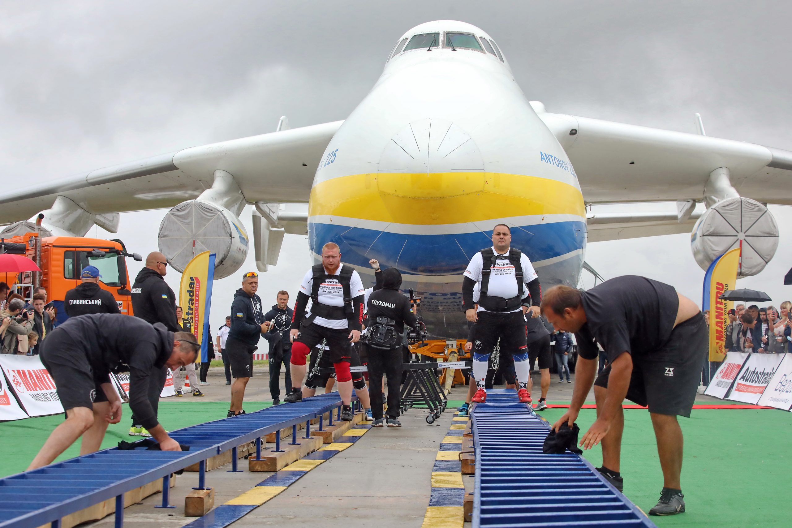 Сильнейшие богатыри Украины установили рекорд по перетягиванию самолета &#171;Мрия&#187;