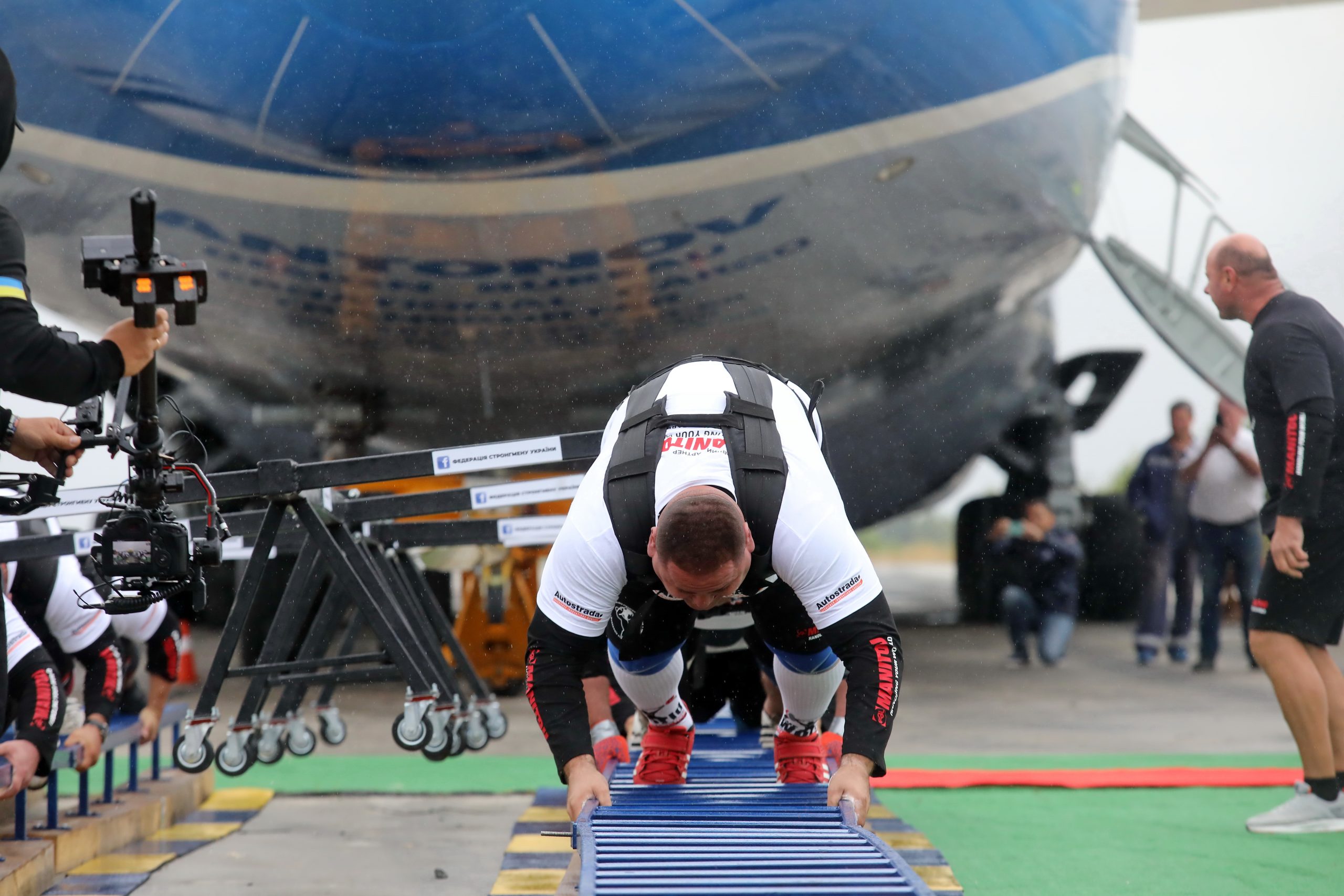 Сильнейшие богатыри Украины установили рекорд по перетягиванию самолета &#171;Мрия&#187;