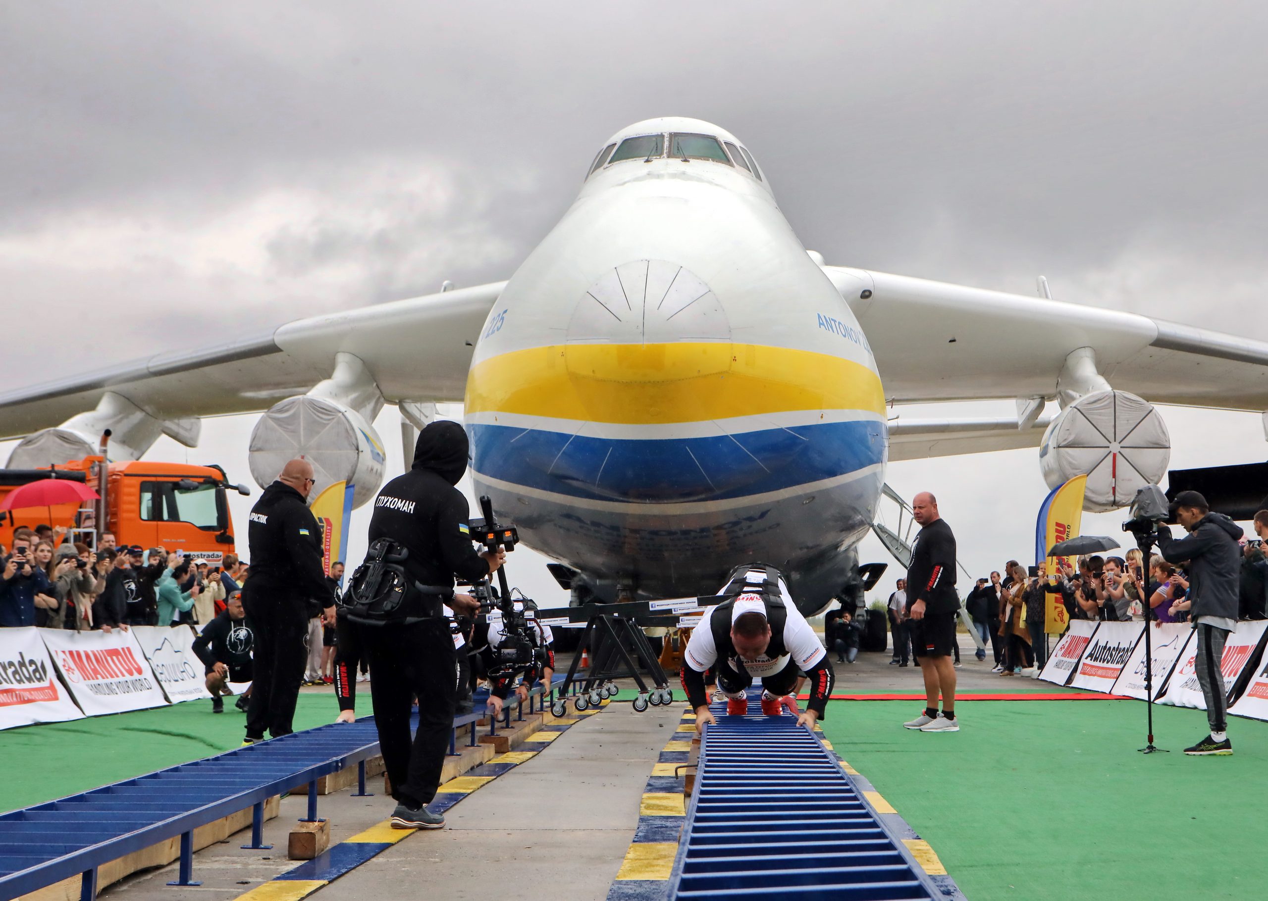 Сильнейшие богатыри Украины установили рекорд по перетягиванию самолета &#171;Мрия&#187;