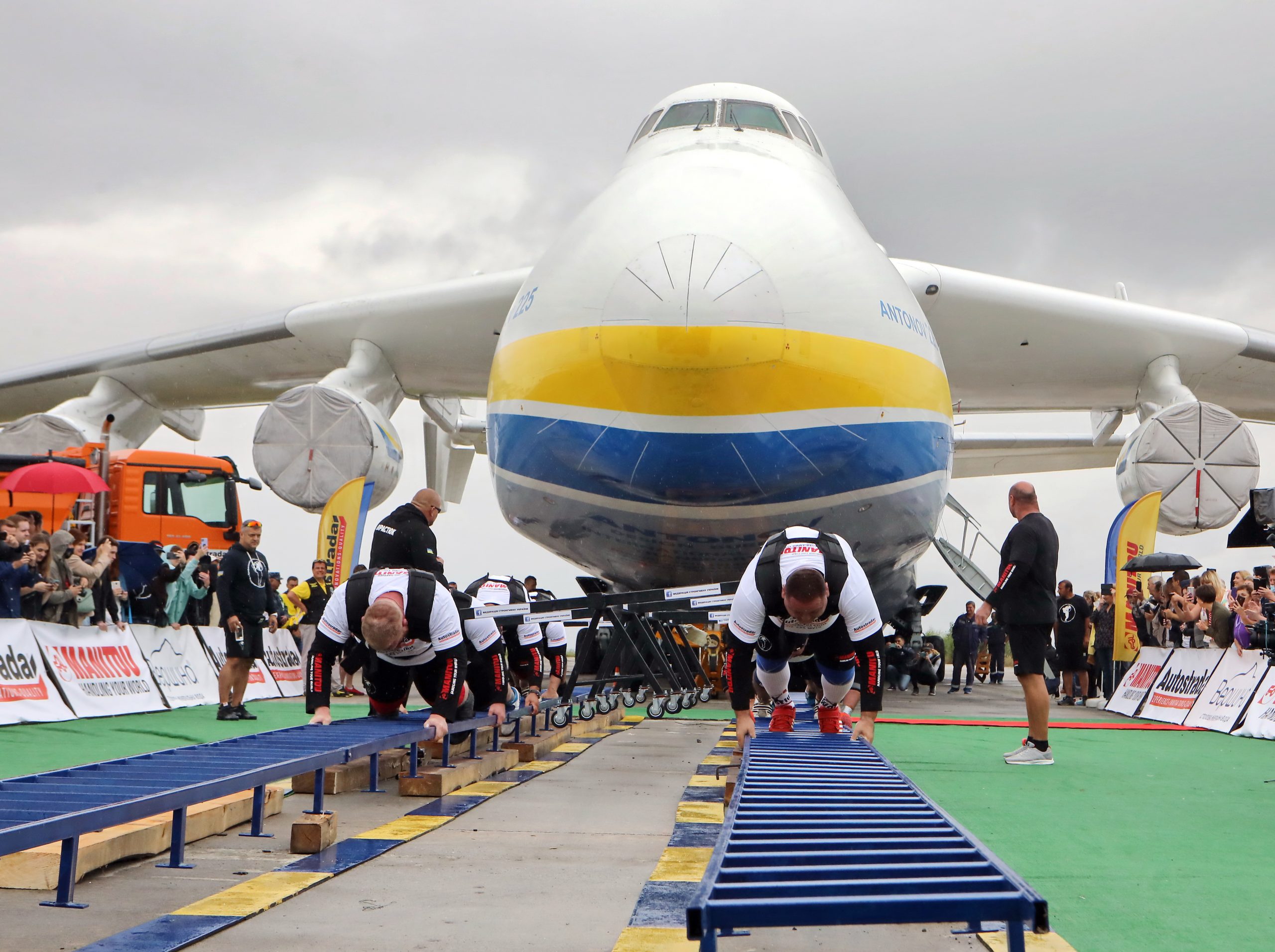 Сильнейшие богатыри Украины установили рекорд по перетягиванию самолета &#171;Мрия&#187;