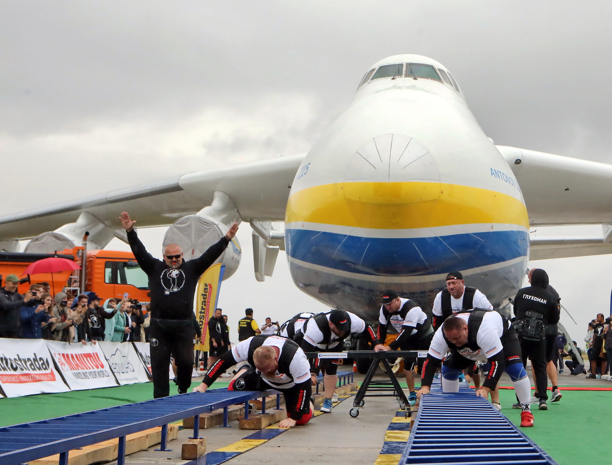 Сильнейшие богатыри Украины установили рекорд по перетягиванию самолета &#171;Мрия&#187;