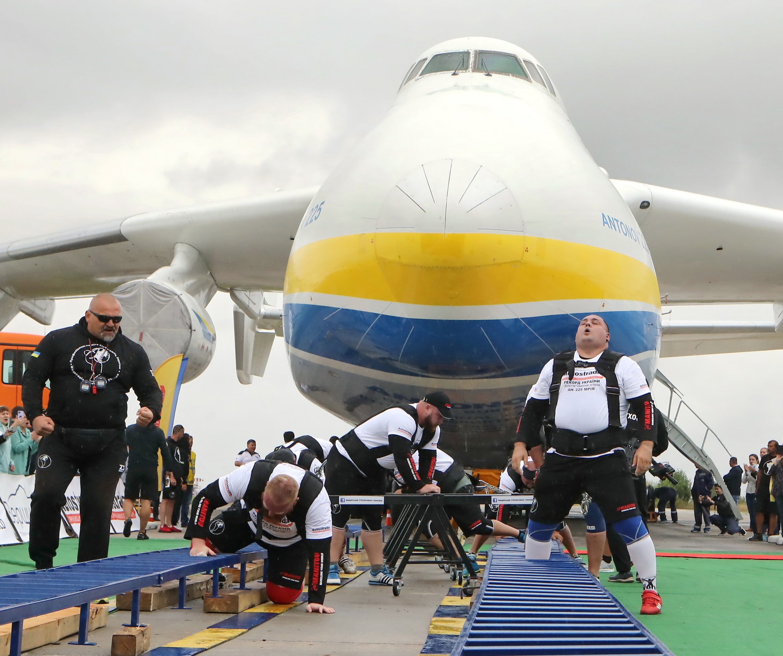 Сильнейшие богатыри Украины установили рекорд по перетягиванию самолета &#171;Мрия&#187;