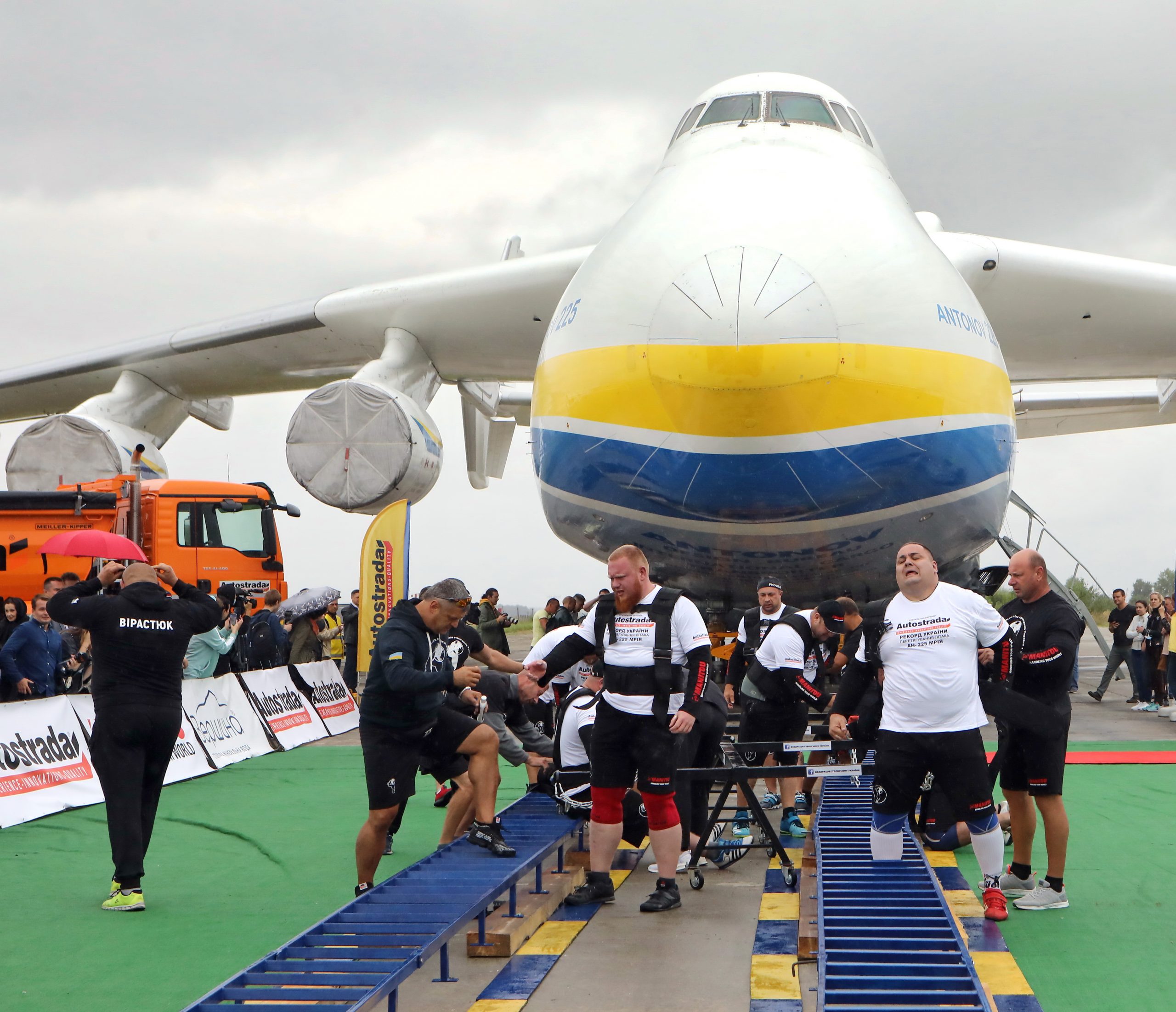 Сильнейшие богатыри Украины установили рекорд по перетягиванию самолета &#171;Мрия&#187;