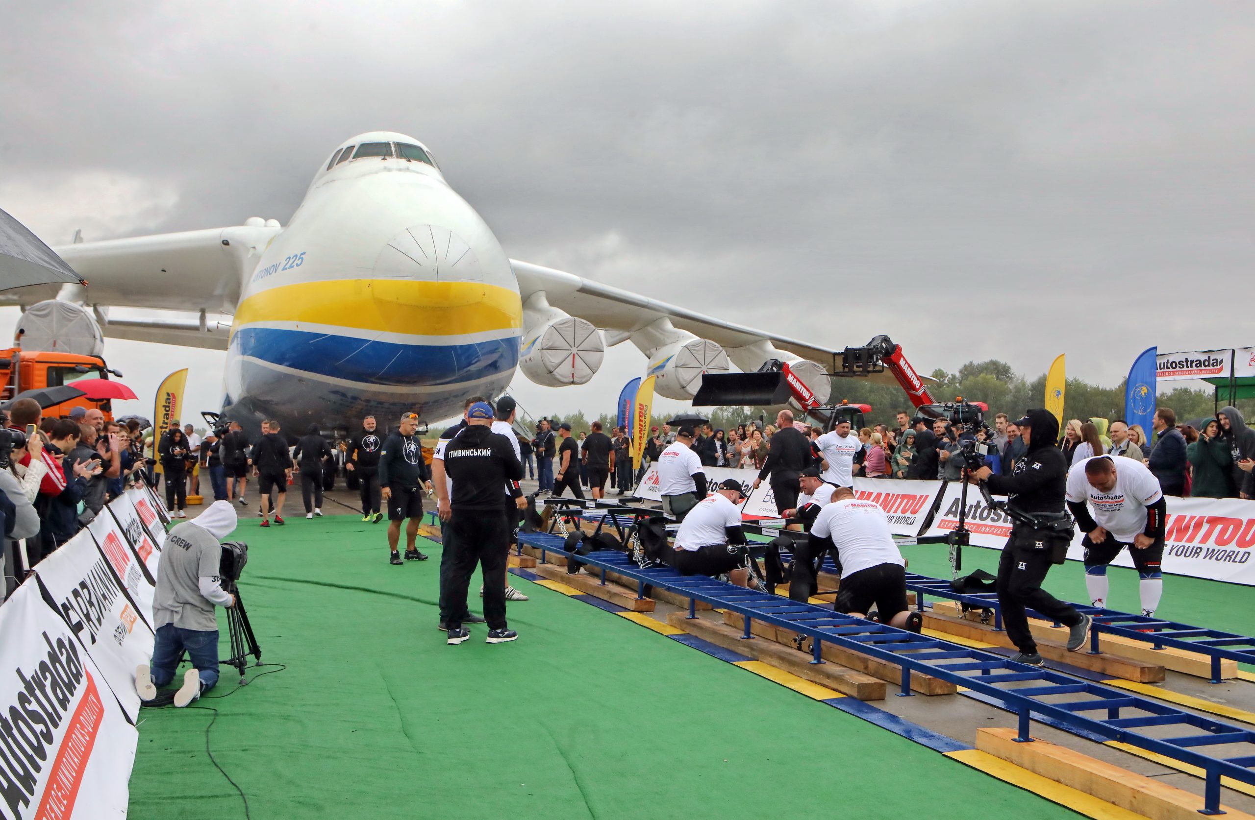Сильнейшие богатыри Украины установили рекорд по перетягиванию самолета &#171;Мрия&#187;