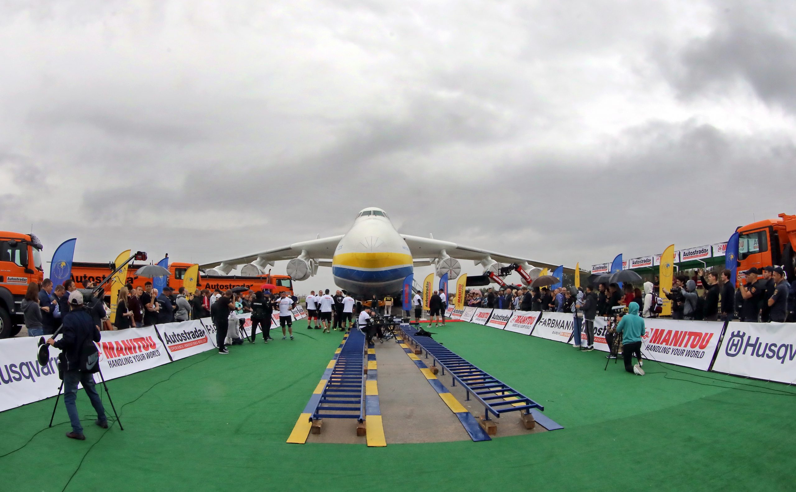 Сильнейшие богатыри Украины установили рекорд по перетягиванию самолета &#171;Мрия&#187;