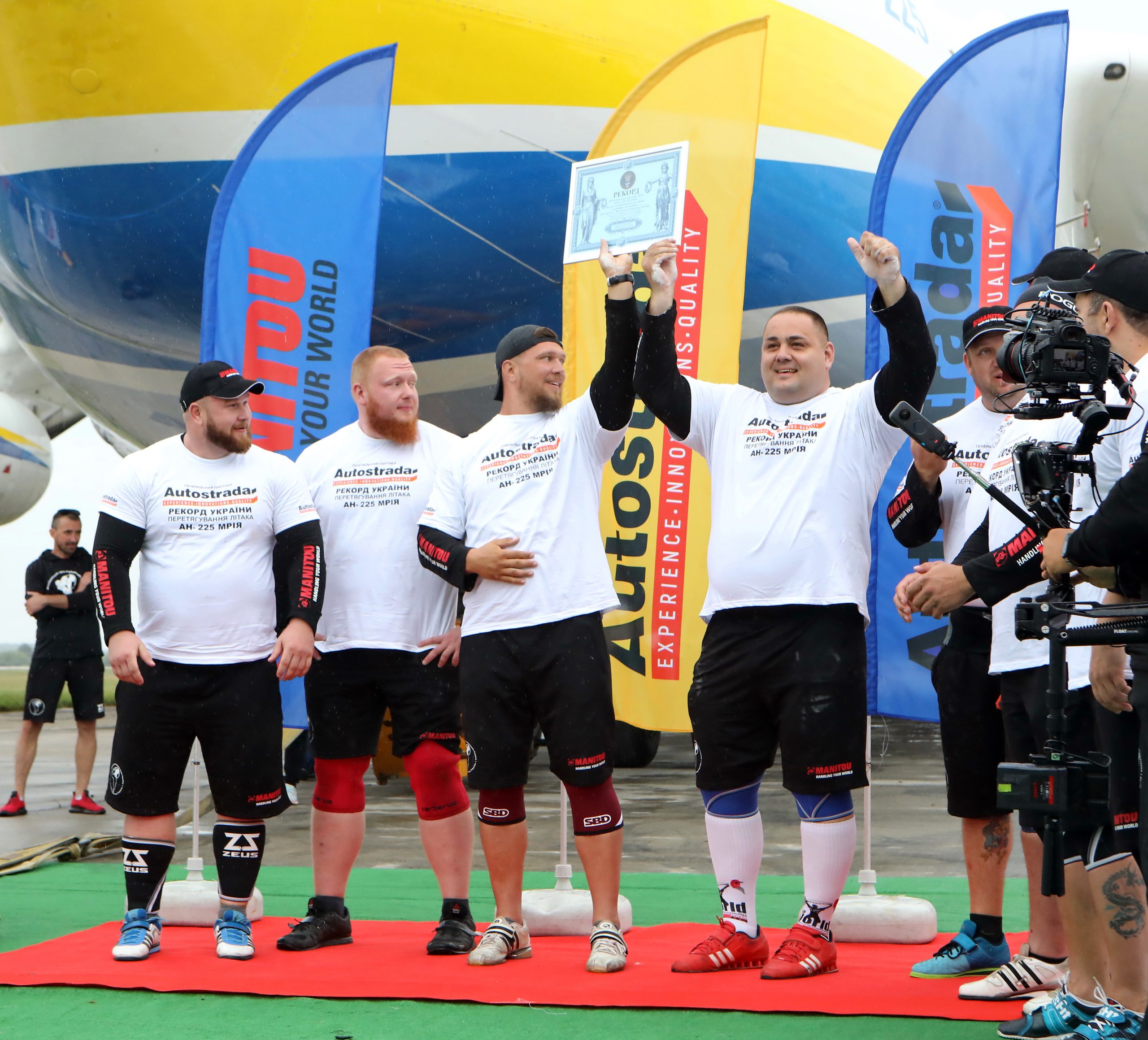 Сильнейшие богатыри Украины установили рекорд по перетягиванию самолета &#171;Мрия&#187;