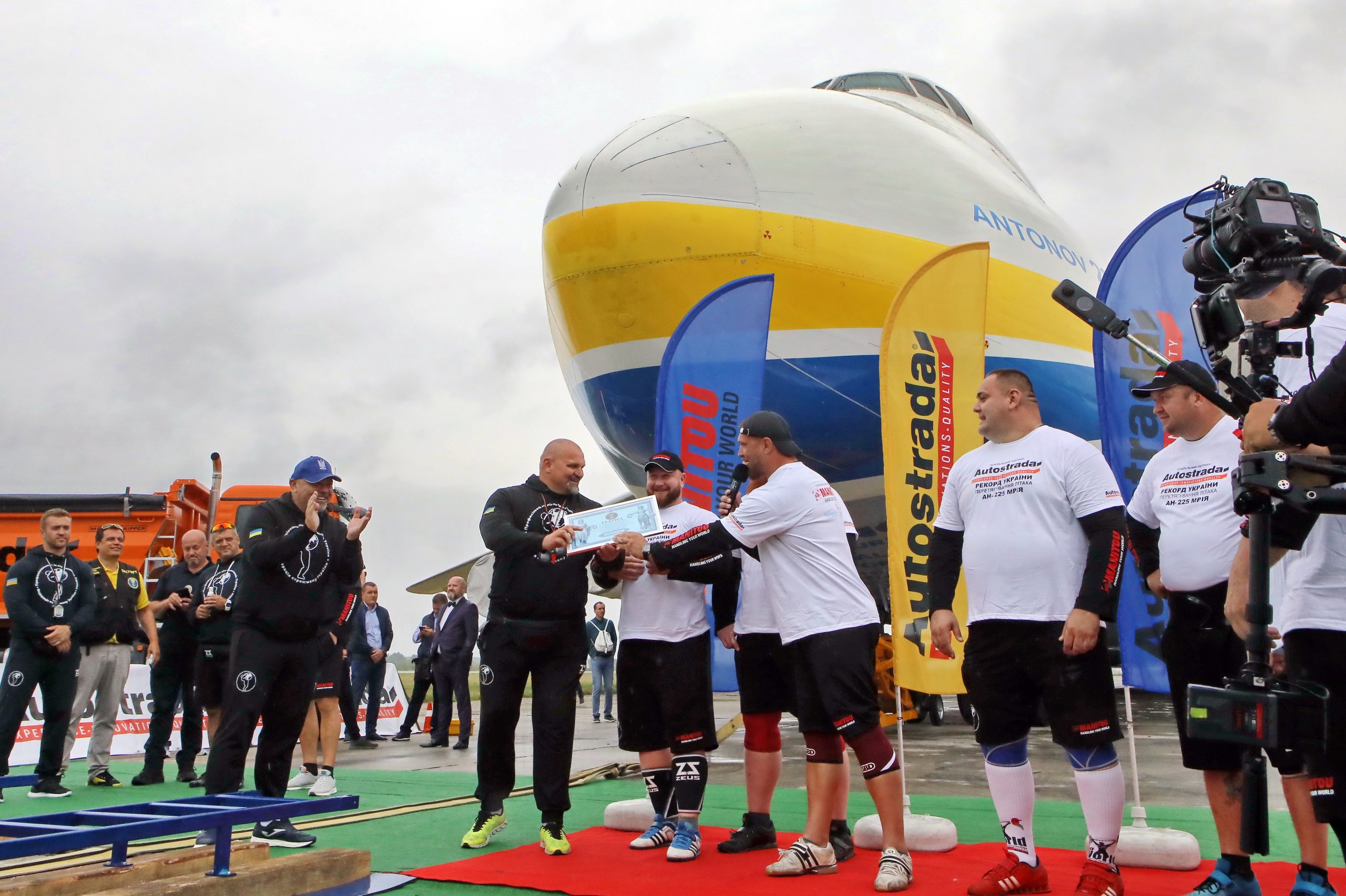 Сильнейшие богатыри Украины установили рекорд по перетягиванию самолета &#171;Мрия&#187;