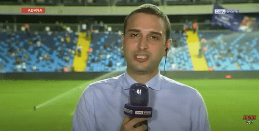Турецкий журналист принял душ прямо на футбольном поле (ФОТО, ВИДЕО)