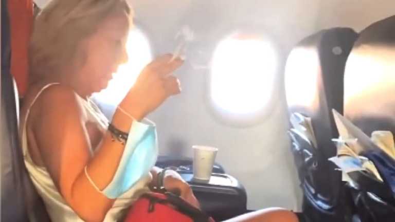 Туристка покурила в салоне самолета и поплатилась за это (ФОТО)