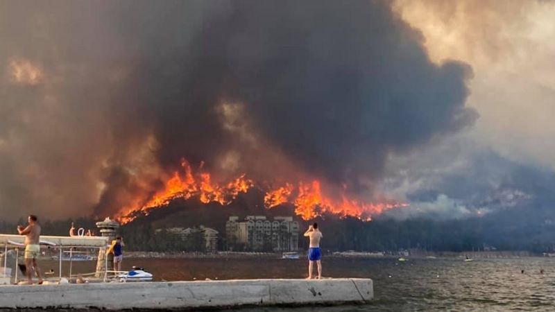 В Турции эвакуировали украинских туристов по морю из-за лесного пожара