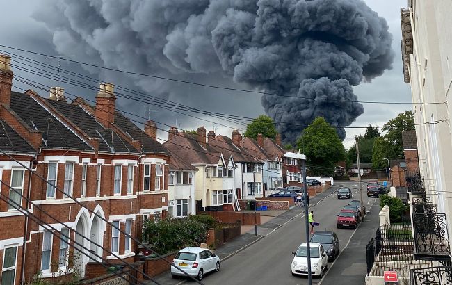 В Англии масштабный пожар охватил промзону (ФОТО, ВИДЕО)