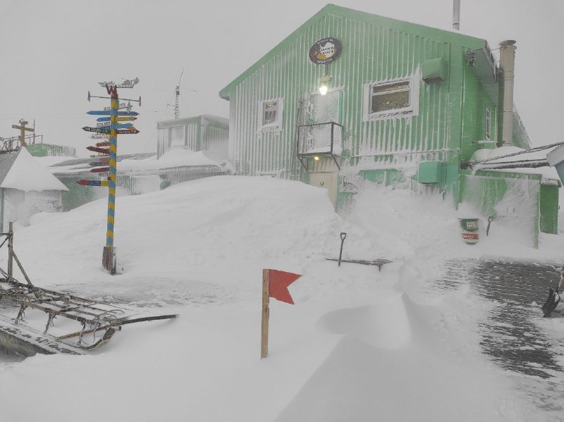 В Антарктиде станцию украинских полярников замело снегом (ФОТО)