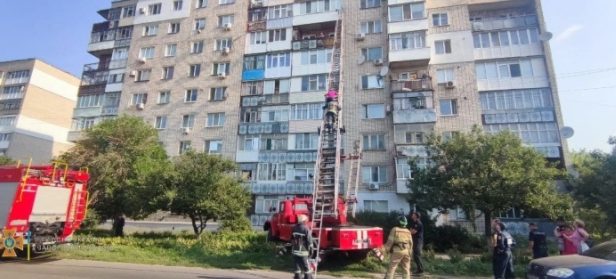 В Бердянске женщина выпала с 9 этажа и застряла на подоконнике (ФОТО)