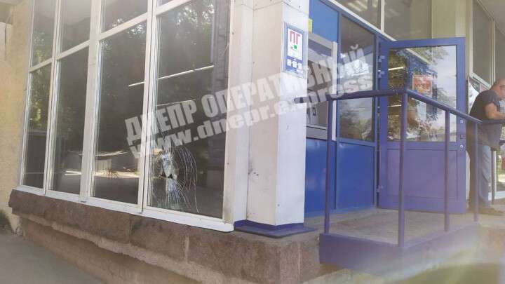 В Днепре неадекват разбил витрину магазина (ФОТО)