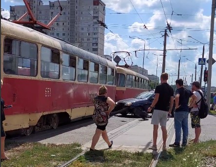 В Харькове машина врезалась в трамвай (ФОТО, ВИДЕО)