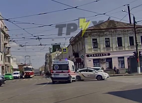 В Харькове столкнулись авто «скорой» и полиции (ВИДЕО)