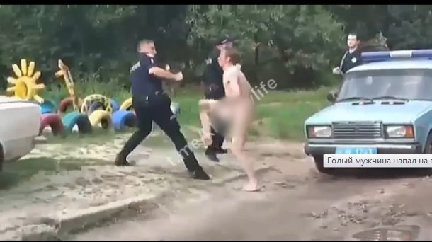 В Харьковской области голый мужчина напал на полицейских (ФОТО, ВИДЕО)
