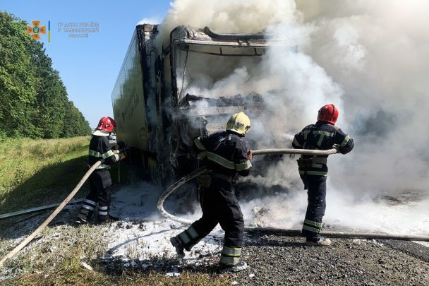 В Хмельницкой области загорелся грузовик, перевозивший 10 тонн алкогольных напитков (ФОТО, ВИДЕО)