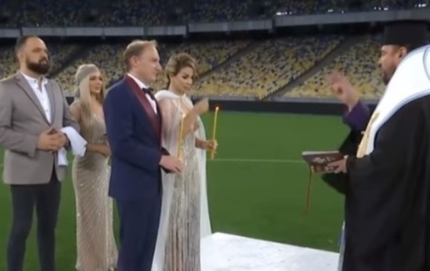 В Киеве молодожёны устроили венчание прямо на стадионе НСК «Олимпийский» (ФОТО, ВИДЕО)