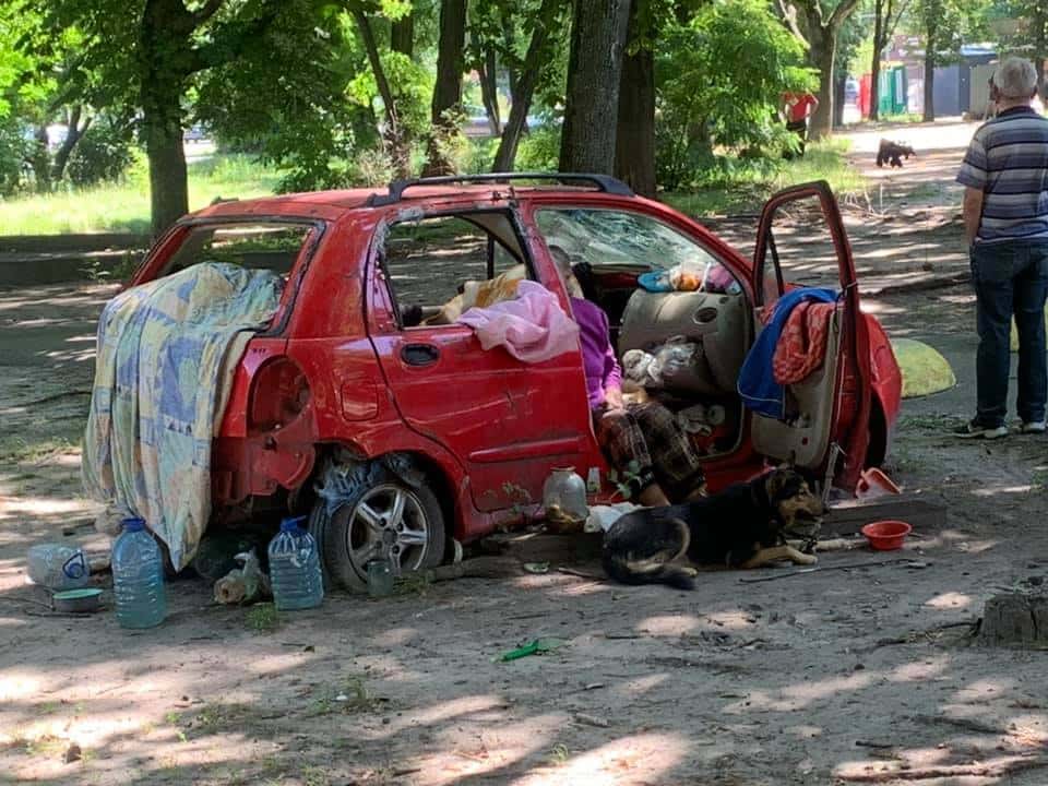На Нивках в Киеве мужчина живет в заброшенной машине (ФОТО)