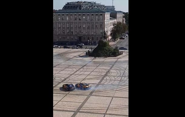 В Киеве дрифтеры испачкали брусчатку на Софиевской площади (ВИДЕО)