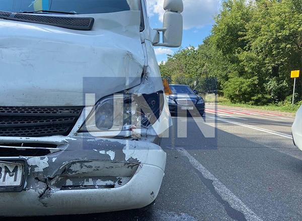 В Киеве на столичном шоссе водитель маршрутки врезался в микроавтобус (ФОТО)